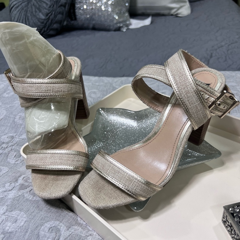 Cute sandals color gold in good conditions